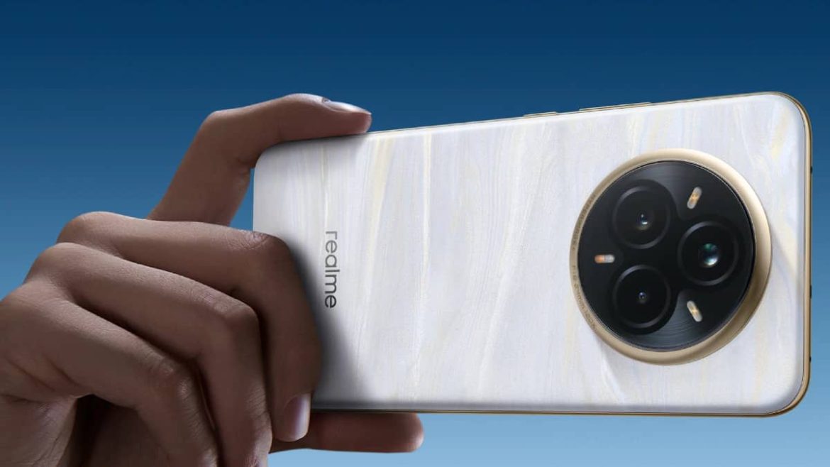 Gros plan sur le design élégant de la face arrière blanche marbrée d'un smartphone realme avec son module photo circulaire