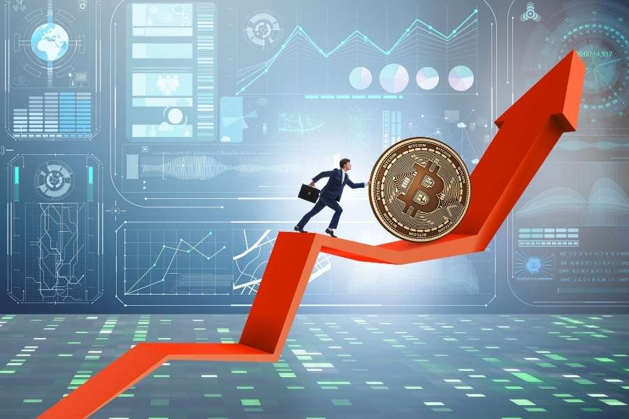 Un homme d'affaires pousse une pièce géante sur une flèche ascendante représentant des stablecoins.